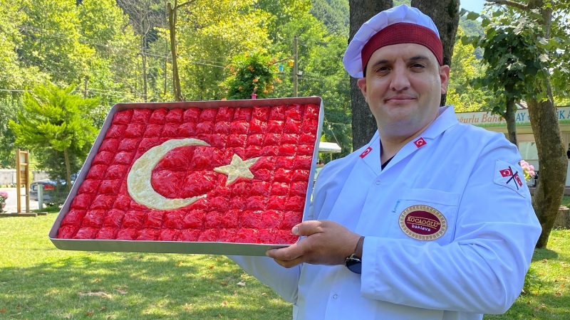 15 Temmuz'a özel ay yıldızlı baklava hazırladı