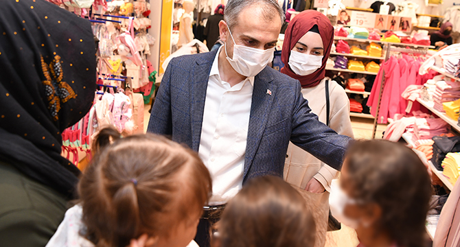 500 yetim ve öksüz çocuğu giydirdi