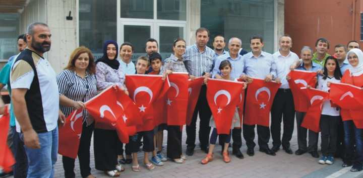 Bayrak dağıtımına devam
