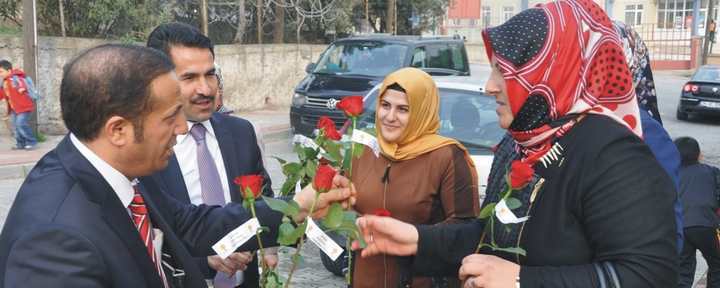 Yaman ve Toltar Tavşancıl'da çiçek dağıttı