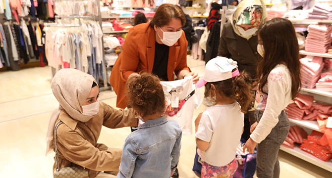 AK Kadın Çayırova, 100 çocuğun yüzünü güldürdü