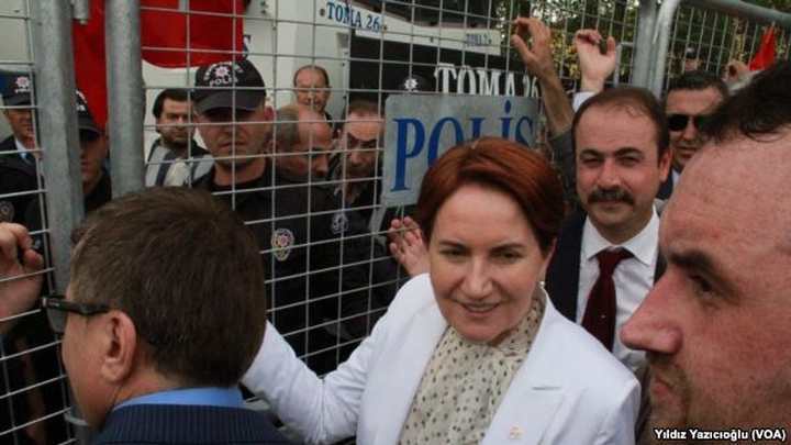 AKŞENER KOCASINI ÇOCUK GİBİ FIRÇALADI