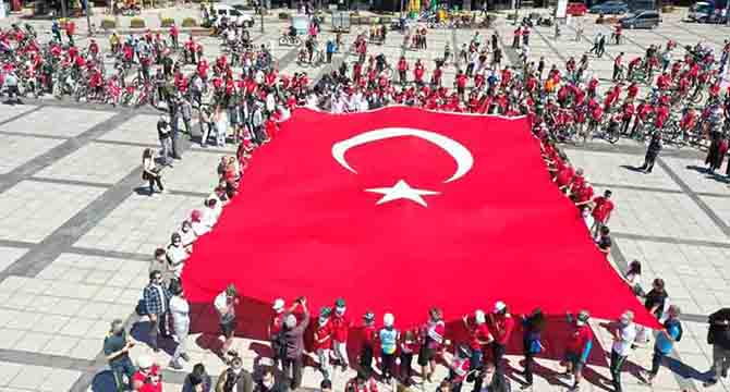 “AL BAYRAĞI ASLA İNDİRMEYECEĞİZ”