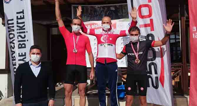 Altın madalyaya pedal çevirdi