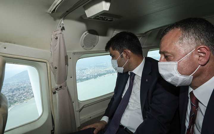 Bakan uçakla inceledi