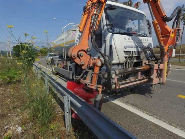 Bariyerler Özel Araçla Yıkanıyor