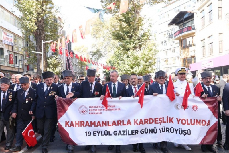 Başkan Büyükakın gazilerle omuz omuza yürüdü
