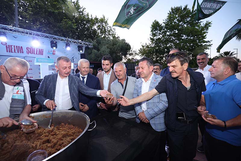 Başkan Büyükakın, kazanı açtı, ilk helvaları dağıttı