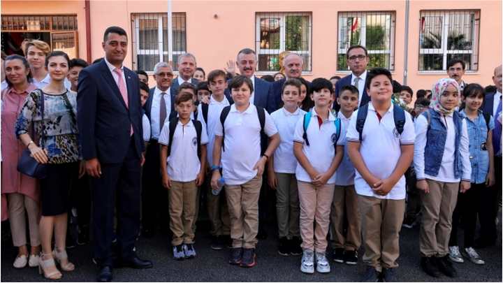 Büyükakın, mezun olduğu ilkokulda, ilk ders zilini çaldı