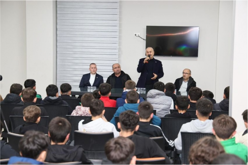 BAŞKAN BÜYÜKGÖZ BEYLİKBAĞISPOR'UN GENÇ FUTBOLCULARIYLA BULUŞTU