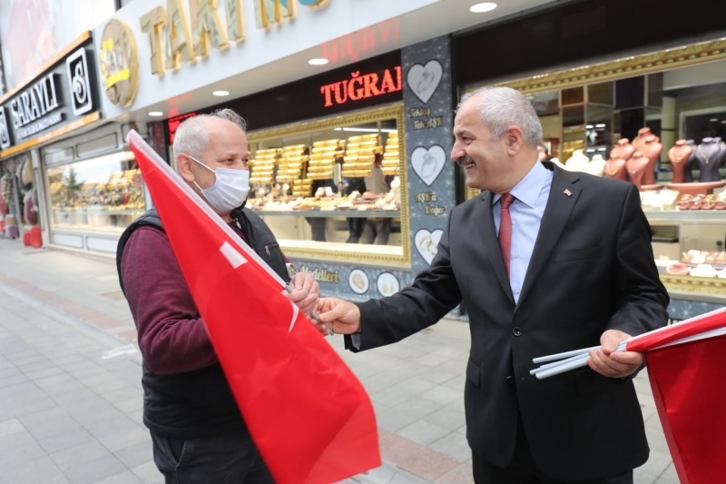 Başkan Büyükgöz esnafa Türk Bayrağı hediye etti