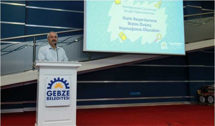 Başkan Büyükgöz’den  çocuklara okul hediyesi
