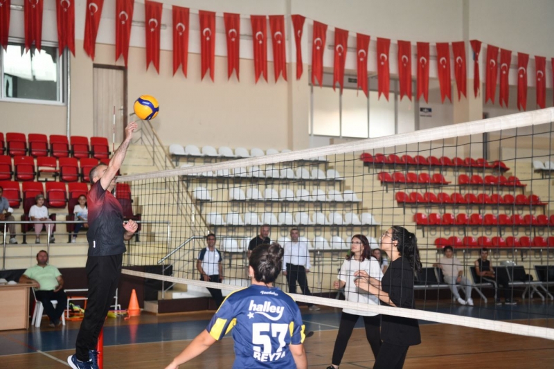 Başkan Çiftçi Gençlerle Voleybol Oynadı