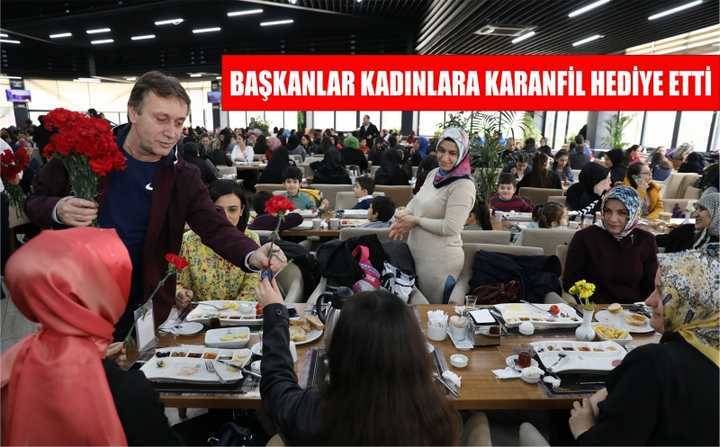 Başkanlar Kadınlara Karanfil Hediye Etti