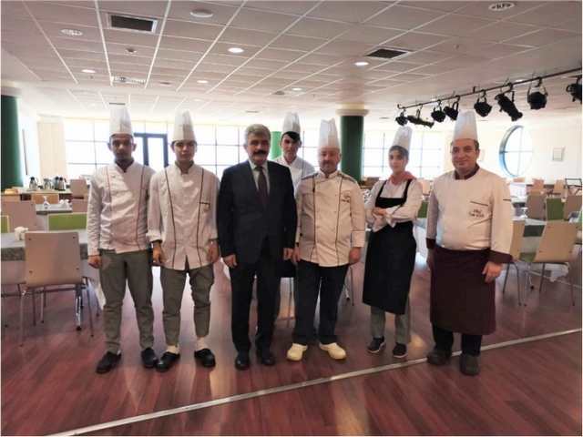 Beyaz Kalpli öğrencilerden KOÜ yönetimine yemek