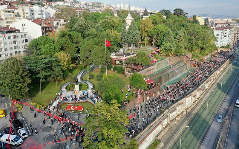 BİN KİŞİ BİRLİKTE ZEYBEK OYNADI