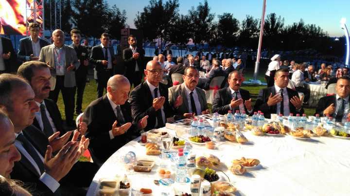 BİNLERCE ÜLKÜCÜ BAHÇELİ İLE İFTAR YAPTI