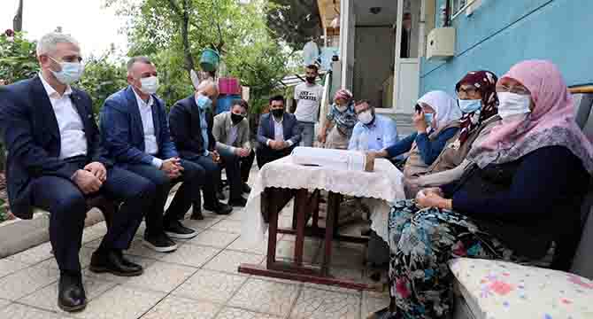 Bir günde 5 ilçede 10 aileyi ziyaret etti