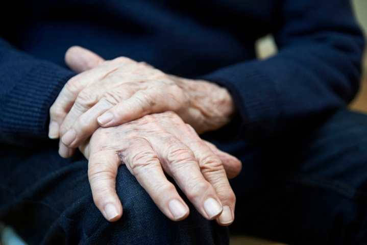 Bu belirtiler Parkinson hastalığının habercisi olabiliyor!