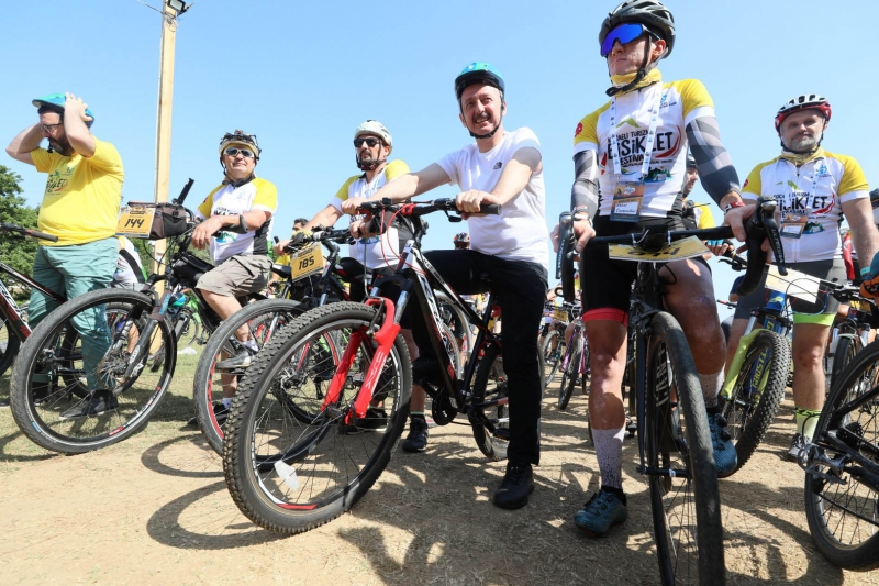 Büyükakın, bisikletçilerle birlikte pedal çevirdi