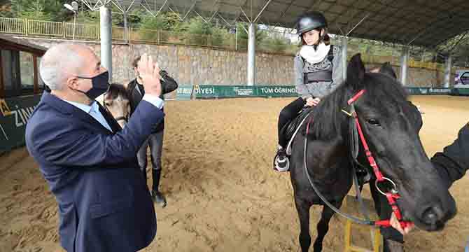 Büyükgöz özel çocuklarla buluştu