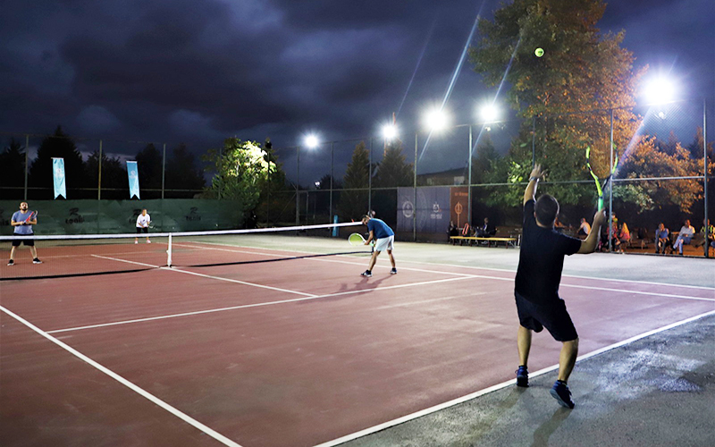 Büyükşehir tenis severleri buluşturdu