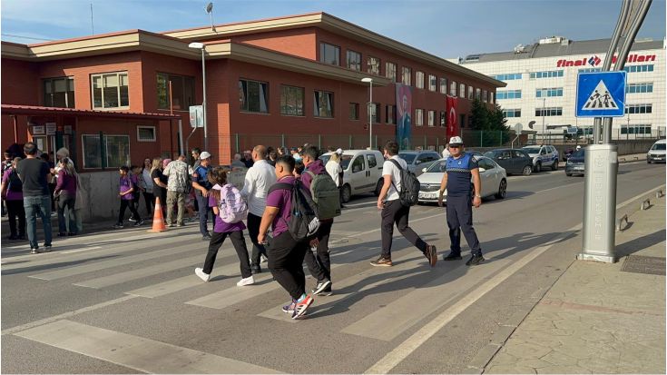 Büyükşehir Zabıtası öğrencilere kol kanat gerdi