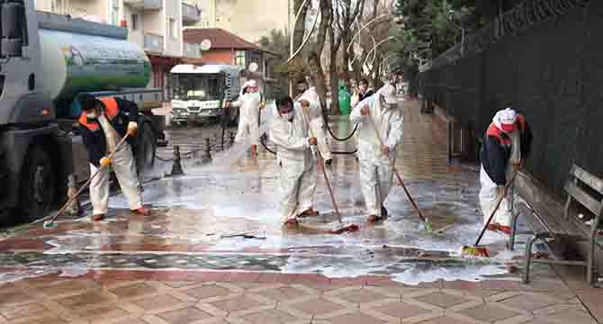 Caddeler yıkandı, çöp konteynırları temizlendi