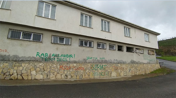 Cami duvarında “şeriat” sloganları! 
