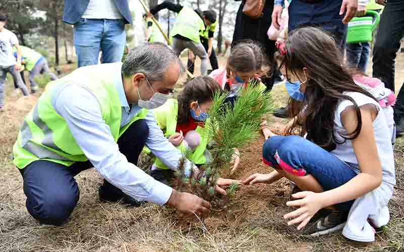 Çayırova’da 81 il için 81 fidan dikildi