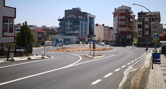 Çayırova’da asfaltı serilen yolların çizgileri çiziliyor