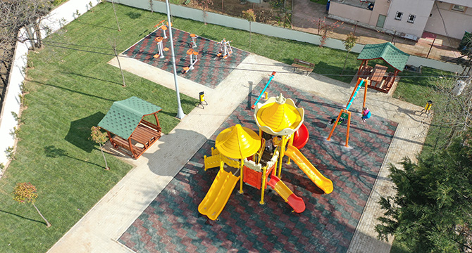 Çayırova’da iki park daha yenilendi