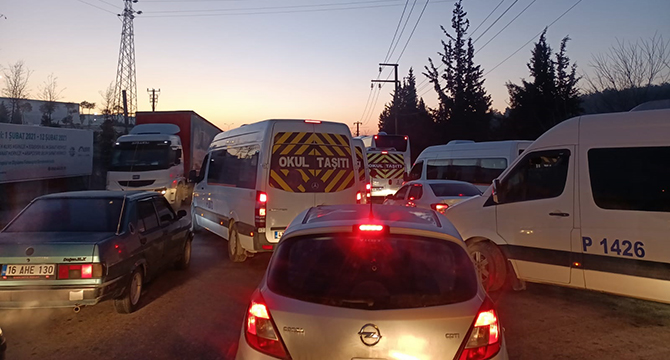 Çayırovalılar trafiğe isyan etti..