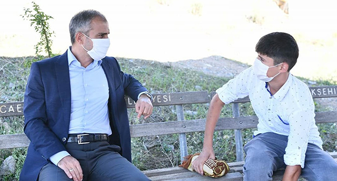 ÇİFTÇİ HAFTA SONUNDA ÇOCUKLARLA ÇALIŞTI