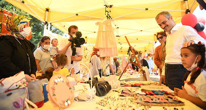 Çiftçi, yıl sonu sergisini gezdi