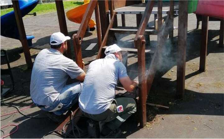 Çocuk oyun gruplarının bakımları yapılıyor