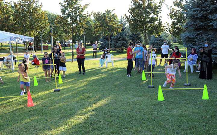 Çocuklar geleneksel oyunlarla spor yapıyor