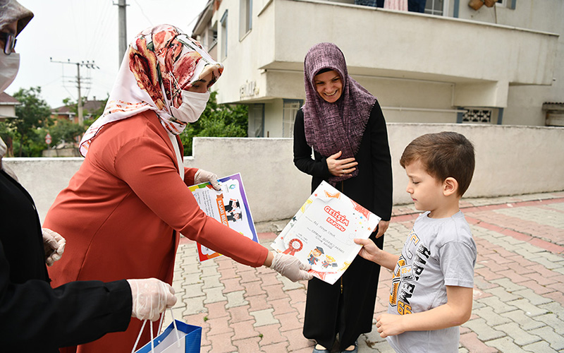 Çocukların karneleri evlerine teslim edildi