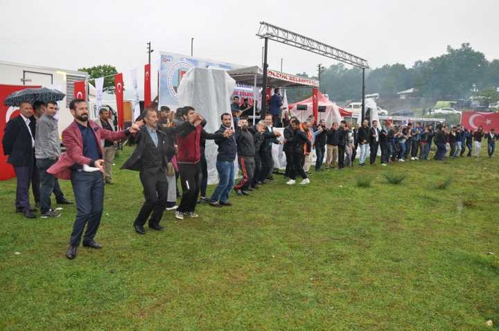 Dadaşlar yağmur çamur demedi piknik şölenine koştu