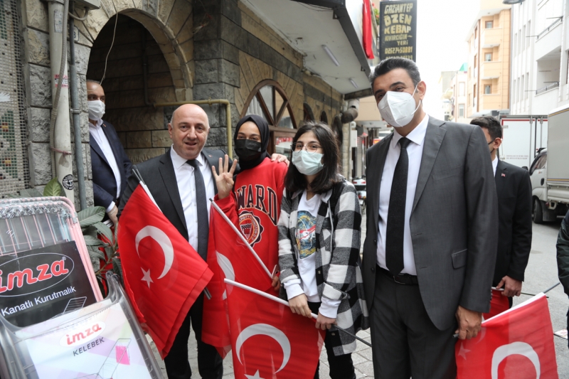Darıca’da esnafa ve vatandaşlara Türk Bayrağı dağıtıldı