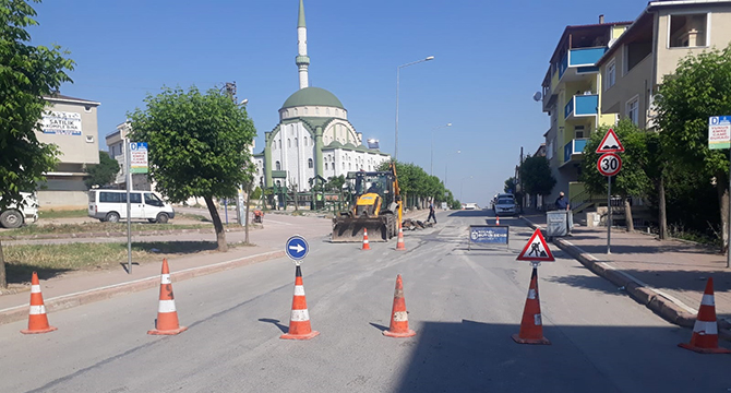 Darıca'daki önemli caddelerde yol onarımı yapılıyor