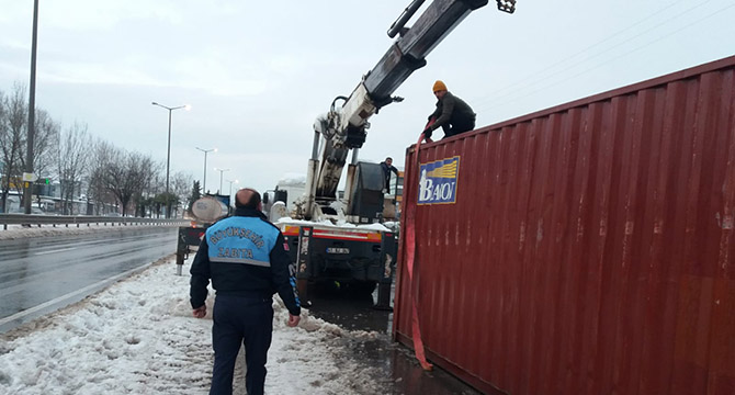 Devrilen konteynere zabıta müdahalesi