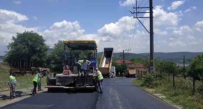 Dilovası Tepecik Çiftlik Caddesi'nde aşınma asfalt seriliyor