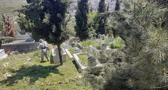 Dilovası’nda mezarlıklarda bayram temizliği 