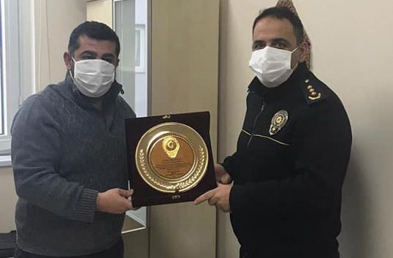 Dr. Ulaş Doğan’a teşekkür plaketi