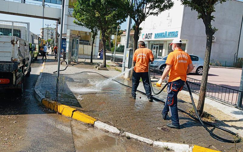 Duraklar ve üst geçitler yıkanıyor