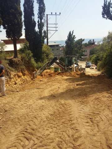 Eğimli yol genişletilerek güvenli hale getiriliyor