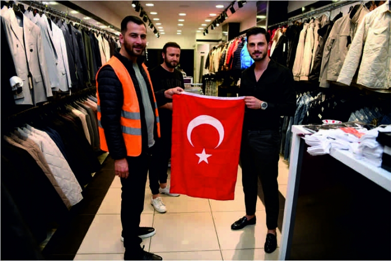 esnaf ve vatandaşlara Türk Bayrağı