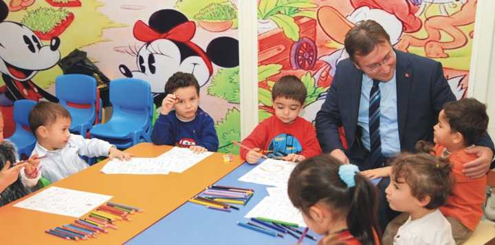 Çocuk Kulübünü Ziyaret Etti