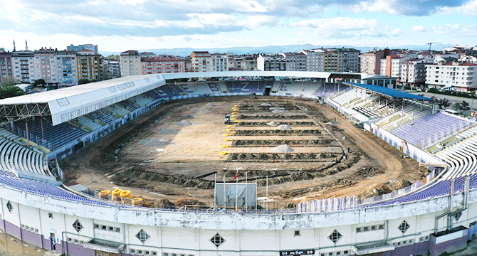 Gebze Stadı’nın zeminine drenaj hattı döşeniyor